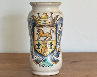 Vintage Albarello Style Ceramic Vase – Hand-Painted Heraldic Lion Crest Shield – European Pottery Vessel for Dried Flowers – Old-World Decor