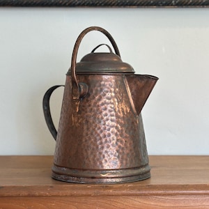 Vintage Hammered Copper Coffee Pot – Rustic Farmhouse Pitcher with Patina – Old-World European Kitchen Decor – Decorative Vessel with Lid