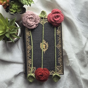 Crochet Rose Bookmark – Handmade Floral Page Marker – Romantic Gift for Book Lovers – Choose from 5 Colors – Botanical Crochet Accessory