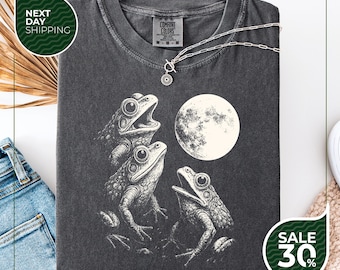 Comfort Colors® Frogs Howling To Moon Vintage Style Tshirt | Retro Funny Frog Shirt | Weird Mystical Toad Shirts | Frog Lovers Gag Gift Top
