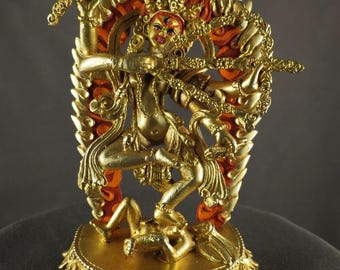 Statua della dea Kurukulla dal volto dorato: scultura in rame placcato oro raffigurante l'ira del buddismo tibetano.