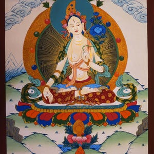 Peut inclure: Une peinture vibrante d'une figure assise en méditation, ornée de détails complexes. La figure est entourée d'un halo doré et d'un fond bleu, avec des motifs floraux et nuageux. L'œuvre présente une riche palette de couleurs rouges, bleues, vertes et dorées.