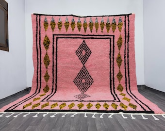 Handgemaakt Beni Ourain-wollen vloerkleed – roze en zwart geometrisch tapijt