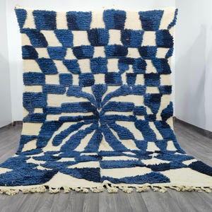 Splendido tappeto marocchino blu, tappeto marocchino blu, tappeto fatto a mano, tappeto marocchino a scacchiera, tappeto in stile boho per soggiorno, tappeto blu tinta unita.
