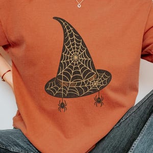 Camiseta con arácnido y sombrero de bruja de telaraña / Camiseta gráfica de Halloween con colores cómodos, top de estética ocultista retro, tejido embrujado, corte holgado unisex