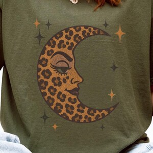 Leopard Mond witchy Shirt | Komfort Farben himmlisches T-Shirt, bedrucktes Halbmondoberteil, Astrologieästhetik, Mondgöttin-Vibe, Unisex Relaxed Fit