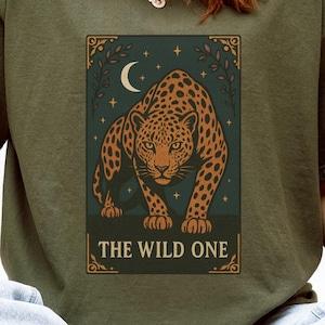 Camiseta de tarot The Wild One / Camiseta oculta de leopardo con colores cómodos, estética de bruja iluminada por la luna, gráfico místico de la academia oscura, corte relajado unisex