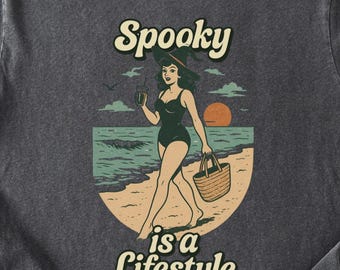 Spooky ist ein Lifestyle Witchy Shirt | Komfortfarben Sommer Pinup T-Shirt, Vintage Halloween Strand Top, Unisex Relaxed Fit