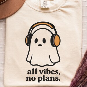Camiseta fantasma "All Vibes No Plans" / Camiseta divertida de Ghostcore con colores cómodos, top gráfico antisocial espeluznante, corte holgado unisex