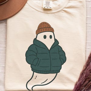 Camisa Dead Cozy Spirit / Camiseta fantasma de invierno con colores cómodos para paseos nocturnos, gorro acolchado, estilo urbano, corte holgado unisex.