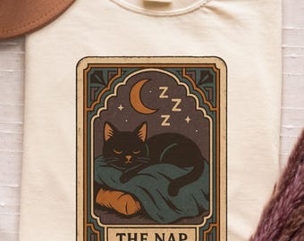 ブラックキャットタロットウィッチシャツ | Comfort Colors The Nap タロットカードデザイン、ヴィンテージオカルトキャットグラフィックTシャツ、ユニセックスリラックスフィット