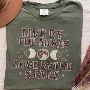 Lebe durch den Mond Liebe durch die Sterne Celestial Shirt | Komfortfarben Hexen-Tierkreis-T-Shirt, Lunar Phasen Astrologie Grafik Top, Unisex Relaxed Fit