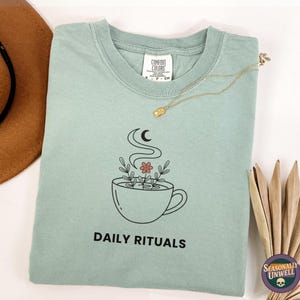 Daily Rituals Kaffeskjorta | Celestial Moon Tea | Botanisk Brygd Komfortfärger T-shirt