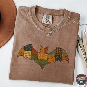 Camisa de patchwork con diseño cottagecore de murciélago / Camiseta de Halloween con bloques de colcha Comfort Colors, gráfico de estética rústica de otoño, corte relajado unisex