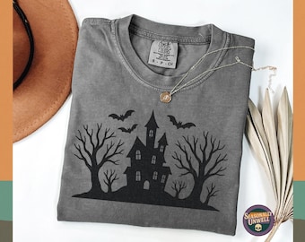 Camiseta gótica clásica de casa embrujada / Camiseta vintage de Halloween de Comfort Colors, top con estampado de mansión embrujada, corte relajado unisex