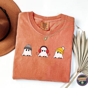 Camiseta Winter Ghost Trio / Gorro de punto de colores cómodos y detalles de orejeras, estética festiva acogedora, camiseta gruesa teñida con prenda navideña