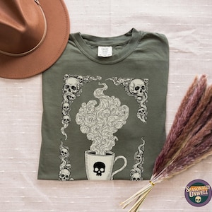 Shirt schedel koffiemok | Comfort Colors wervelende stoomillustratie met botmotief, gotische café-esthetiek, donkere kledinggeverfde Halloween-T-shirt