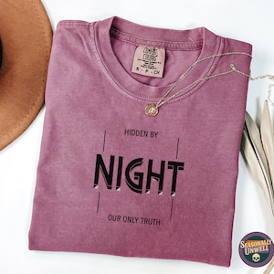 Camiseta con texto "Oculto por la noche" / Colores cómodos con detalles de luna creciente en escritura gótica, estética nocturna melancólica, camiseta teñida para Halloween.