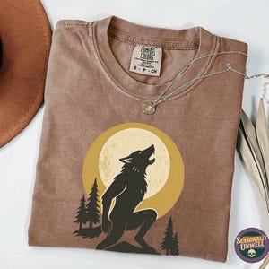 Camiseta de hombre lobo "Aullido a la Luna" / Camiseta de criatura nocturna de Halloween con colores cómodos, top gráfico con luna en el bosque, diseño de licántropo, corte holgado unisex