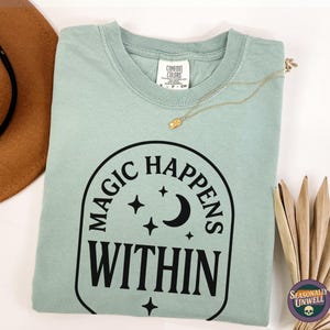 Magie geschieht innerhalb okkulter Shirt | Komfortfarben Witchy Graphic Tee für Self Care, Empowerment Spell Top Moon Lovers, Unisex Relaxed Fit