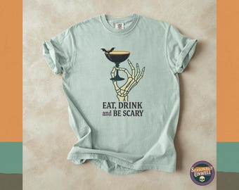 „Essen, Trinken und Gruseln“-Skelett-Shirt | Comfort Colors Halloween-Party-Shirt mit gruseligem Cocktail-Motiv, Unisex-Passform
