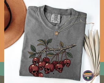 Botanisches Kirschschädelzweig-Shirt | Komfort Farben Tee Halloween Retro Gothic Cottagecore