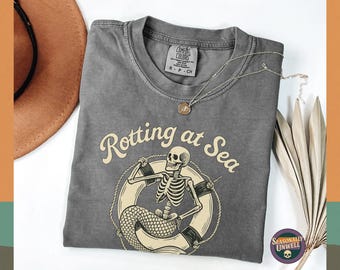 Camisa Sereia Rotting at Sea | Camiseta de Praia Comfort Colors Spooky Skeleton, Blusa Vintage Summerween, Caimento Relaxado Unissex