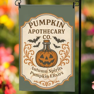 Peut inclure: Un drapeau de jardin décoratif au design vintage. Le drapeau présente le texte "Pumpkin Apothecary Co." au-dessus d'une illustration de bouteille de citrouille, avec des chauves-souris et des ornements décoratifs. Les mots "Autumn Spirits Pumpkin Elixirs" sont également inclus.