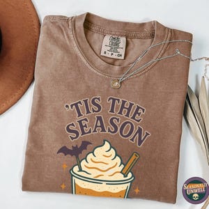 Camiseta de café "Tis The Season" / Camiseta gráfica de Halloween con colores cómodos, top con especias de calabaza, regalo estético de otoño, atuendo de otoño, corte relajado unisex