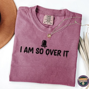 Shirt met grafsteen | gotische comfortkleuren ontspannen begraafplaatssfeer, eroverheen mantra grafische statement energie, halloween donkere humor cadeau voor cynici