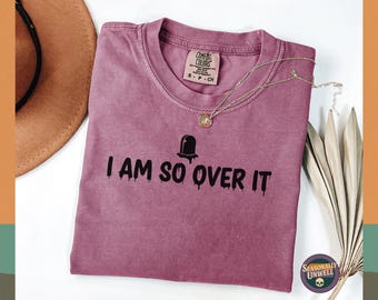 Camisa Tombstone | Cores confortáveis góticas, clima de cemitério relaxado, mantra gráfico com energia, presente de humor negro de Halloween para cínicos