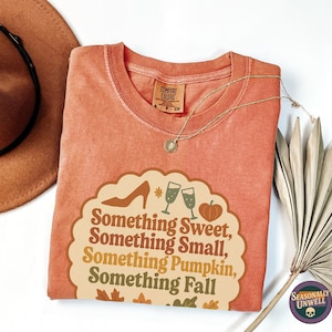 Camiseta "Something Pumpkin Something Fall harvest" | Camiseta gráfica Comfort Colors Autumn Bridal, Top para noivado e madrinhas, modelagem unissex relaxada
