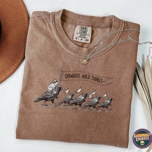 Koszulka Onward Wild Things | Koszulka literacka Comfort Colors z motywem parady kruków, zabawny prezent dla miłośnika książek, subtelny protestacyjny top przygodowy