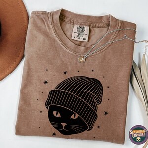 Schwarze Katze Mütze Shirt | Komfortfarben Kätzchen in Strickmütze T-Shirt, Minimalistisches himmlisches Geschenk Tshirt, Gothic mystisches witchy Herbst Design