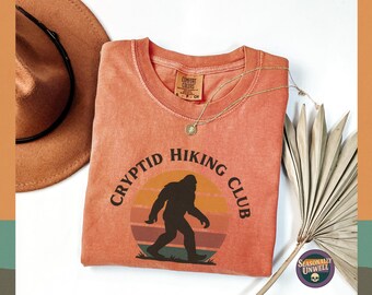 Koszulka z nadrukiem Sasquatcha z klubu wędrownego Cryptid Hiking Club | Koszulka Comfort Colors Bigfoot Graphic, Top Camping Creature, Luźny krój unisex, Styl leśny gotycki