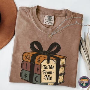Camiseta de biblioteca "To Me From Me Book Stack" / Camiseta gráfica de biblioteca de brujas de colores cómodos, camiseta de regalo de bibliófilo de academia oscura, corte relajado unisex