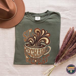 T-shirt Sip Recharge Repeat Coffee Cup | Lettrage d'éclaboussure de tasse de confort de couleurs, esthétique rétro de café groovy, t-shirt unisexe teint en pièce d'automne