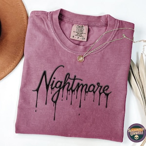 Camiseta Nightmare Dripping Script | Logotipo brilhante Comfort Colors com gotas de tinta, estética gótica noturna, camiseta tingida com tema de Halloween