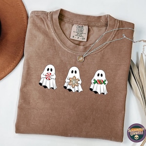 Fantômes avec des bonbons de Noël | Trio de couleurs Comfort Colors, motif de biscuits fantômes en canne de bonbon, esthétique festive confortable, teinte en pièce de Noël