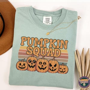 パンプキン・スクワッド ジャック・オー・ランタン シャツ | コンフォートカラーズ ハロウィン グラフィックTシャツ レディース、キュートなレトロ秋 ハーベスト パッチ トップ、ユニセックス リラックスフィット