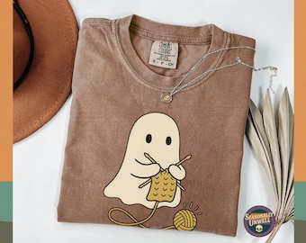 Maglietta con fantasma da lavorare a maglia / Maglietta grafica di Halloween Comfort Colors per donne e appassionate di lavori manuali, top accogliente all'uncinetto per l'autunno, vestibilità comoda unisex