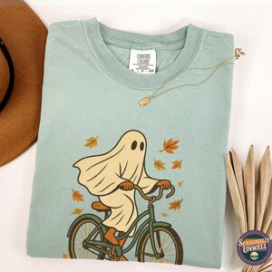 Ghost on the Go バイシクルシャツ | Comfort Colors スプーキーフォールTシャツ、ハロウィンの紅葉グラフィック、ユニセックス リラックスフィット