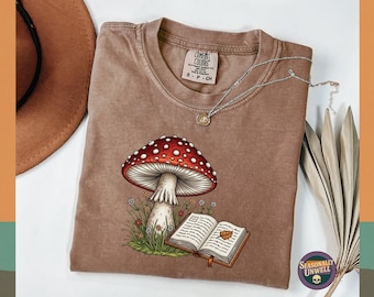 Pilz-Buch-Shirt | Komfortable Farben, botanisch, verspielt, weich, kastenförmiges Unisex-Cottagecore-T-Shirt für Damen, lässiges, gemütliches Herbst-T-Shirt im Fairycore-Stil