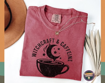 Camiseta Witchy Coffee / Camiseta suave de algodón con estética gótica en colores cómodos, camiseta boho ocultista relajada de algodón para mujer, camiseta unisex teñida para Halloween y otoño