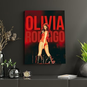Póster de Olivia Rodrigo con estética de concierto en rojo, arte mural de estrella del pop, lámina de Olivia Rodrigo, póster de actuación en directo, decoración de sala de música, regalo para fans