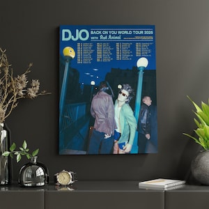 以下が含まれることがあります： 「DJO BACK ON YOU WORLD TOUR 2025 with Post Animal」のテキストが書かれたキャンバスプリント。画像には、夜の地下鉄の入り口の近くに立っている3人の人々が写っています。プリントは青と黄色の配色です。