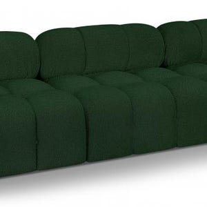 K&ouml;nnte beinhalten: Ein dunkelgr&uuml;nes, modulares Sofa mit niedrigem Profil. Das Sofa besteht aus drei verbundenen Teilen, jedes mit einem getufteten, kastenf&ouml;rmigen Design. Die Kissen und R&uuml;ckenlehnen sind abgerundet und wirken einladend. Das Sofa steht direkt auf dem Boden.