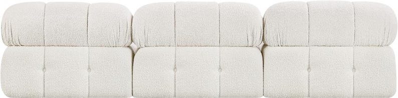 K&ouml;nnte beinhalten: Ein dreiteiliges, cremefarbenes Ecksofa mit strukturiertem Boucl&eacute;-Stoff. Jeder Abschnitt hat eine abgerundete Oberseite und eine rechteckige Basis mit Knopfheftung. Das Sofa ist auf Komfort und Stil ausgelegt.