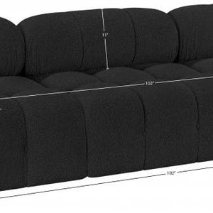 K&ouml;nnte beinhalten: Ein schwarzes Dreisitzer-Sofa mit getuftetem Design. Das Sofa ist 260 cm lang, 86 cm breit und 71 cm hoch. Die Sitzh&ouml;he betr&auml;gt 43 cm. Das Sofa hat einen modernen, minimalistischen Stil.