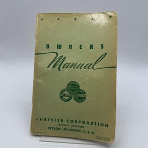 Puede incluir: Manual del propietario vintage con una cubierta verde claro. El título "OWNERS Manual" está impreso en verde oscuro, junto con el logotipo y el texto de Chrysler Corporation. El manual es una segunda edición.